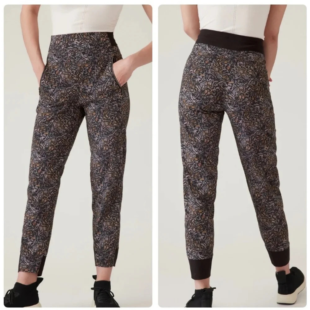 Athleta Trekkie North High Rise Jogger in Kinetic Abstract Black Size 12